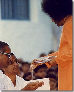 Sri Sathya Sai Baba materialising Vibhuti
